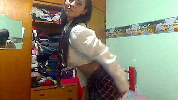 Putita baila en la pieza de su h.