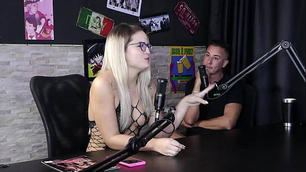 Morena e Loira gostosa ficam peladas e tem a buceta chupada depois dela contar que come&ccedil;ou por influ&ecirc;ncia de amigos, fez ensaio sensual - Luciana Picchi (SHEER/RED)