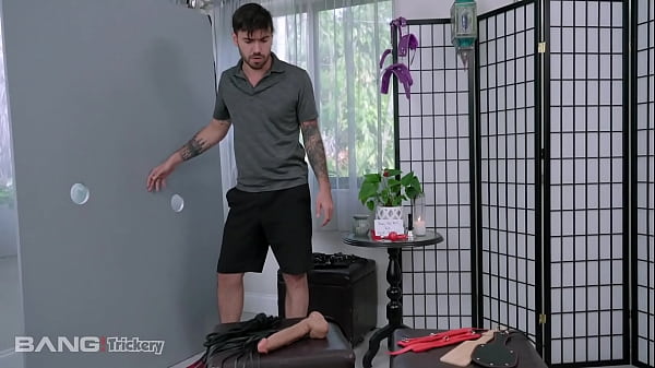 Trickery - Sexy Jordan Maxx Gets Her Pussy Stretched  