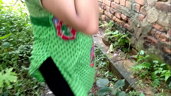 घर के बाहर मूतती हुई बुआ को फटाफट में चुदाई किया इन ओपन प्लेस  