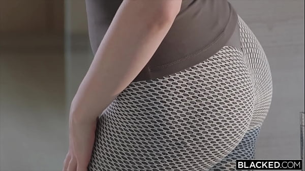 Lexi has been called in to a shoot a session a fitness influencer. If therapist brings the heats, she might become a therapist to the stars... or at least get a chance to squat on that cock.