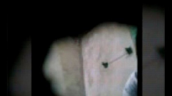 Amiga espiada orinando en el ba&ntilde;o