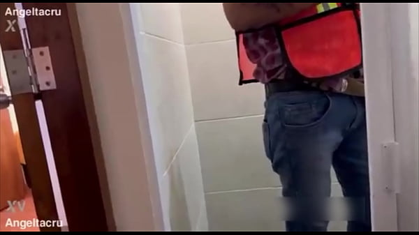 Me vienen a arreglar la tuber&iacute;a y me caliento por el plomero caliente