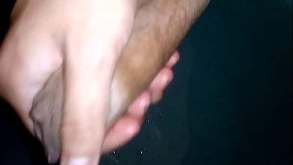 Chico caliente muestra su pene