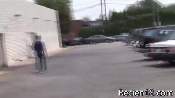 Un negro le da bien duro a una catira que hagarro de la calle