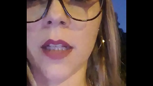 Brasile&ntilde;a meti&eacute;ndose consolado en su auto