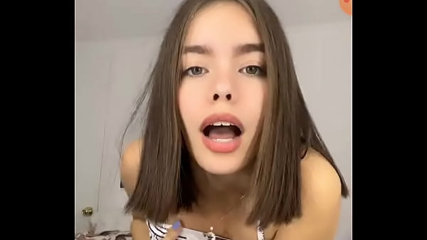 Menina loira se exibindo na live dan&ccedil;ando de saia e mostrando os seios  