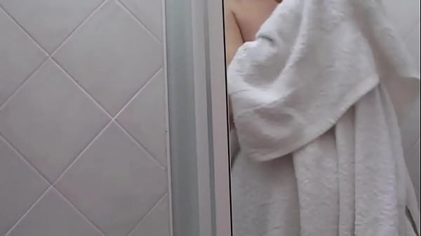 Masturbando una Milf insaziabile sotto la doccia, il suo amico la film&ograve; mentre accarezzava il suo cazzo  