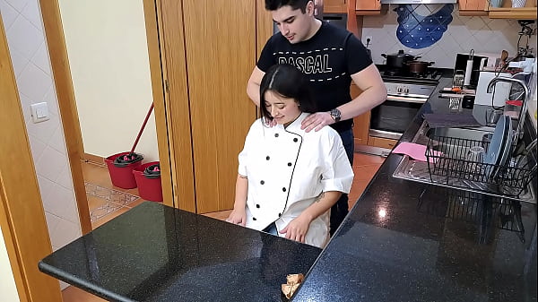 Chef privada en tacones altos es seducida con un masaje y obtiene eyaculaci&oacute;n interna