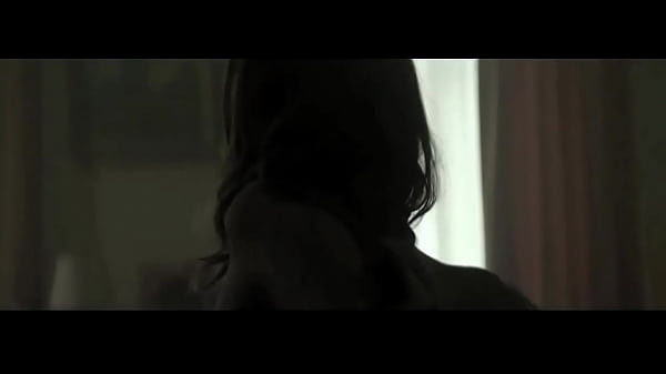 Freya Mavor Dame Dans Auto Avec Des Lunettes Fusil