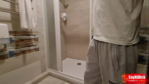 Typ filmt ihn beim Pinkeln in die Toilette 