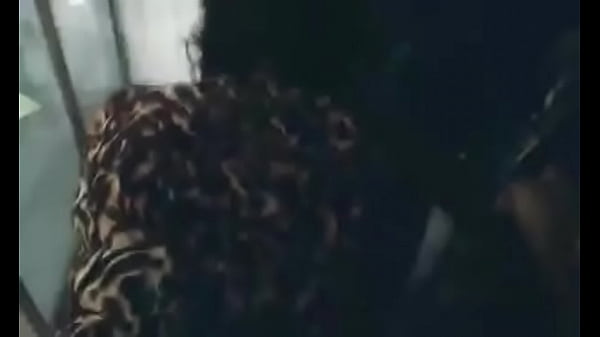 Mi jefa atend&iacute;a una llamada!! Mientras su marido se hace un rapidito con mis nalgas. ?