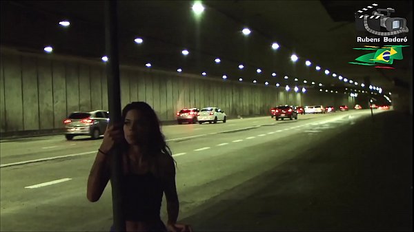 Morena gostosa fica pelada e chupa rola no t&uacute;nel.