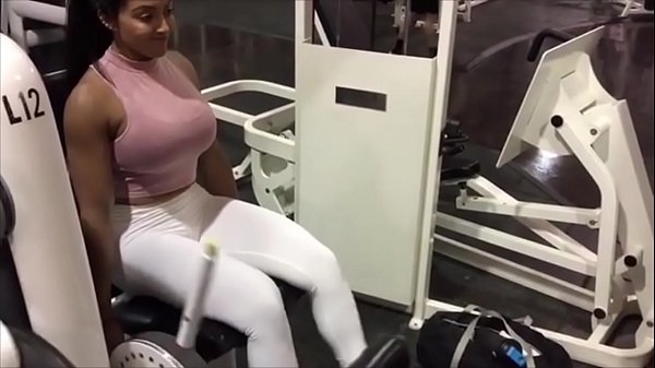 Indian hottie showing off her onion booty