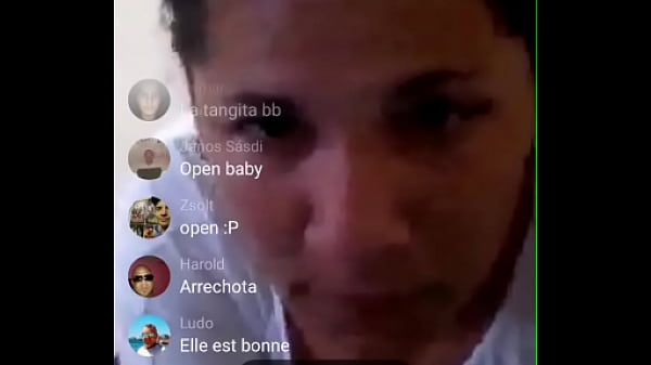 Muestra sus tetas y la bloquean  