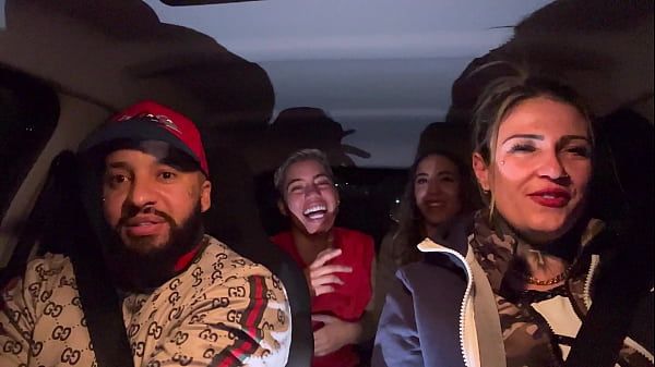 Uber mulher pega um casal de l&eacute;sbica no aeroporto de Guarulhos!E acabam fazendo a maior putaria dentro do carro todos se chupando e se melando !