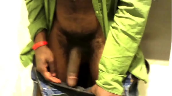 Young thug flashing outdoor 4