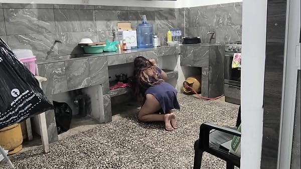 mi hermanastra se quedo atorada en la cocina mientra realizaba el aseo, yo la ayude y le grabe sus nalgas morenas