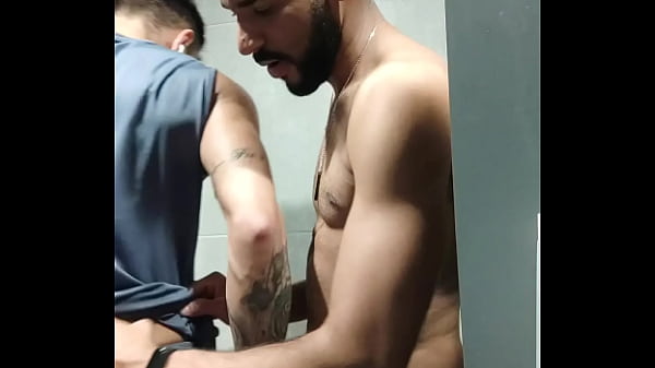 o cara ficou me olhando durante o treino, levei ele pro banheiro e coloquei para mamar 