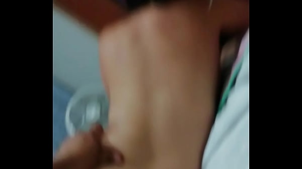 Esposo cornudo me lleva a su hotwife a mi casa para que la coja mientras el espera en el auto hasta que terminamos varias veces y ella al final no se quiere ir, y el le llama por tel&eacute;fono.