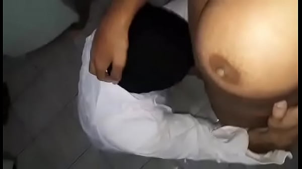 Amanda dando leitinho pro mascarado