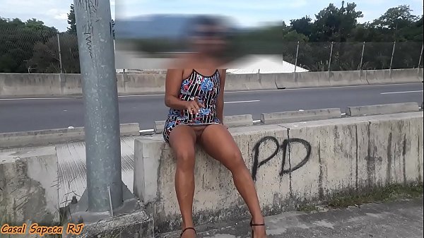 MOSTRANDO A BUCETA NA VIA PUBLICA