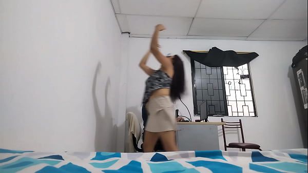 hermanastra tetona llena de lujuria baila sensualmente en el departamento de su hermanastro mientras juega realidad virtual