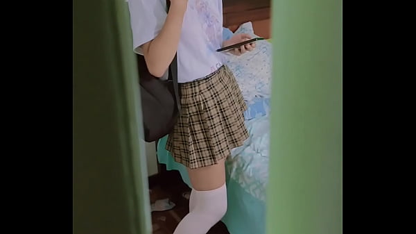 La colegiala puta de mi hermanastra se masturba su rico co&ntilde;ito al llegar del colegi&oacute;, la pendejita otaku siempre se toca al llegar pero esta vez la grabe  para  follarla.