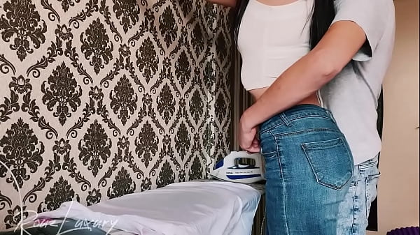 трахнул няню пока та гладила белье  