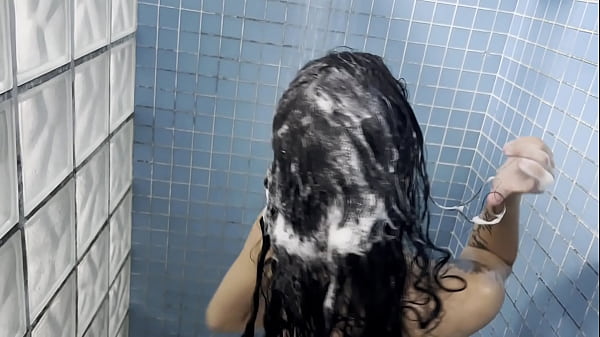 A novinha da minha sobrinha ficou peladinha no banho pra levar muita rola no cuzinho ela adora anal