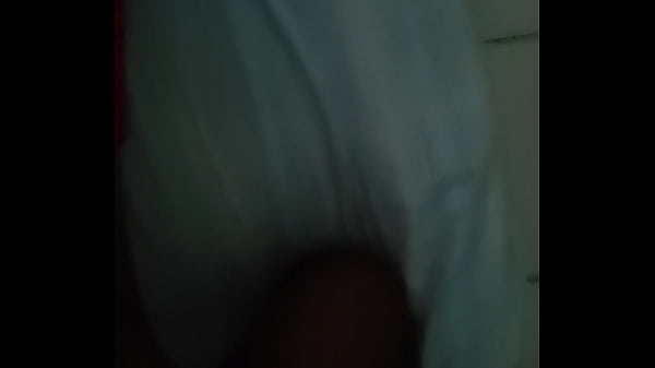 Neg&atilde;o pauzudo faz caseiro fodendo com morena safada  