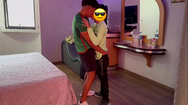 Por los gemidos de Gio, Omar est&aacute; lamiendo y tocando los lugares correctos. Se acuesta, abre las piernas y Omar va directo al agujero de Gio. Gio se sube encima de Omar y se sienta sobre su polla