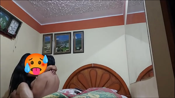 esposo me ofrece como una puta a su amigo maduro gordito por una ayuda econ&oacute;mica