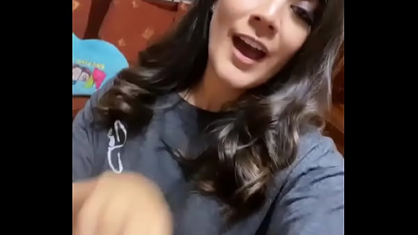 Chica hermosa deja ver sus tetas bajo la blusa  