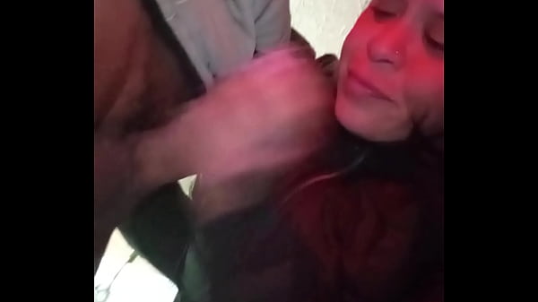 Big woman chupando polla en la cosina de mi padrastro . Hanzzell Guerrero