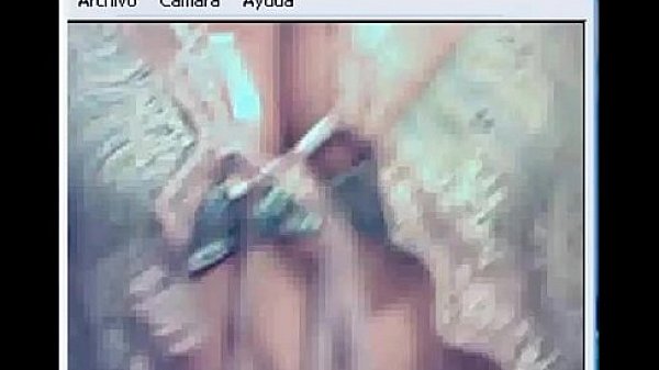 Espectacular MILF exhibi&eacute;ndose en webcam