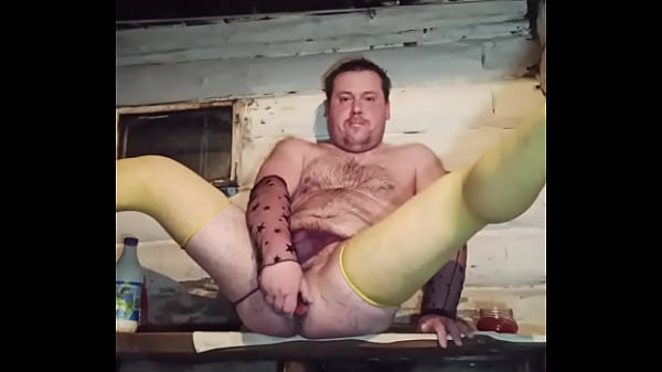 Я накидал себе в задницу целую банку красной икры!