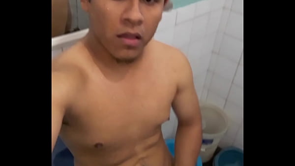 Rica masturbada en el ba&ntilde;o