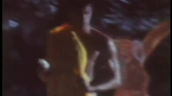 Homem m&aacute;sculo bonito quase n&uacute; .