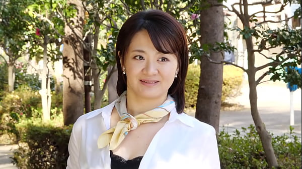 「良い浮気相手なんてそうそういないですよ。」有名デパートで婦人服売場のマネージャーだという橋木このえさん37歳。結婚10年目。会社員の旦那様と二人の息子さんの四人家族。「華やかな職業だと思われがちですが、今年は特に売上が厳しいですしお客様も高飛車な方が多くて&hellip;。」旦那様との関係は良好だが仕事のストレスが性欲に跳ね返ってしまうこのえさんは欲求不満に。  