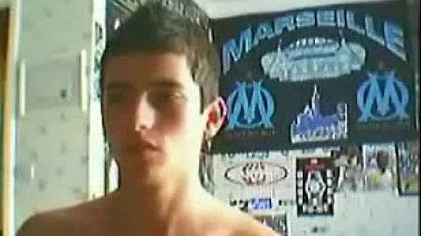 A cute french guy is wanking and jerking off in front of his webcam !