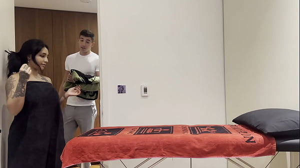 Yasmina Khan se folla a su masajista le come la polla y le deja correrse en su culo como forma de pago