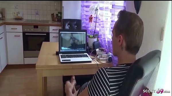 Junge Tante uberrascht ihn beim onanieren und laesst sich in den Arsch ficken - German Taboo  