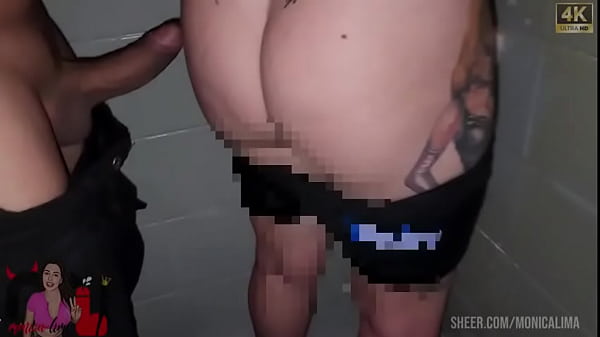 Parei para abastecer porem acabei encontrando um safado que me convenceu e me levou ao banheiro do posto mesmo.