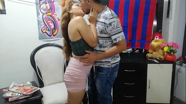 mi hermanastra se hace de rogar  pero  ella no se resiste y me mama mi polla  