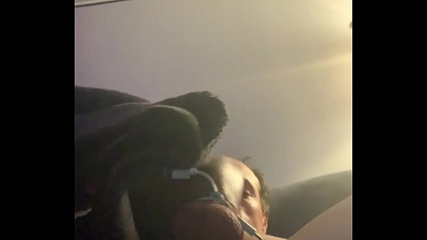 Infamous adore se faire jouir dans le salon.  