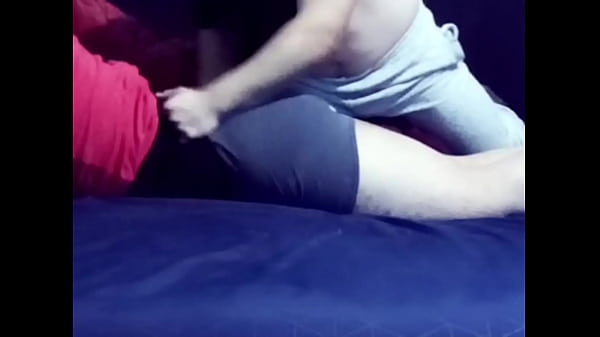 Jugando con mi amigo casado mientras su novia no esta