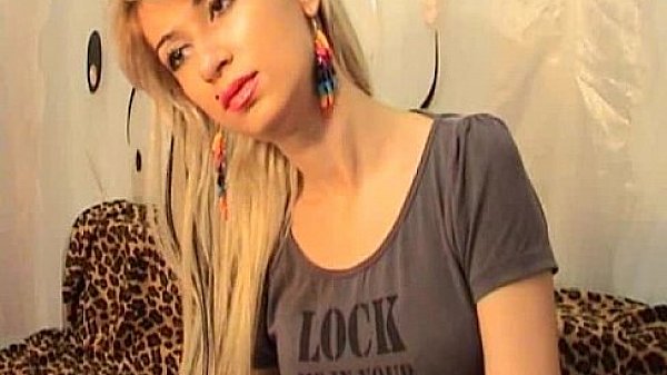 sexy blonde fingering herself on a couch(1).flv