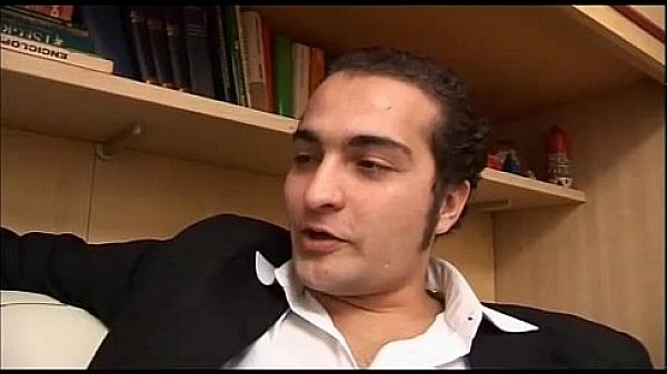 Il pompino della mora porca italiana sul divano - porno italiano milf italian