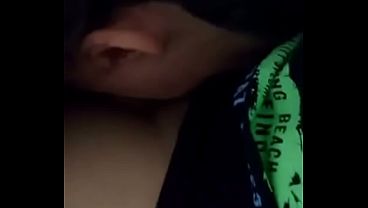 Peguei o novinho no flagra batendo punheta no estoque e ele me botou pra mamar escondido